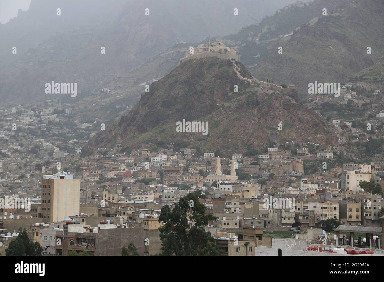 Taiz   Yemen   19 giugno 2020 : la città yemenita di Taiz e lo storico castello del Cairo mostrano i più importanti monumenti storici della città Foto Stock
