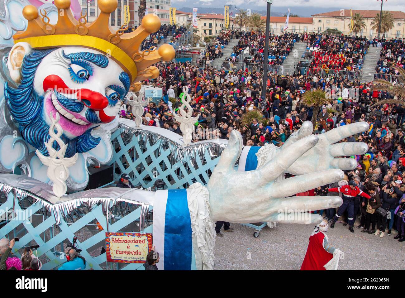 Viareggio, Italia. 23 Feb 2020. La prima categoria allegorica float 'Hug me is Carnival' di Fabrizio Galli (Foto di Federico Neri/Pacific Press/Sipa USA) Credit: Sipa USA/Alamy Live News Foto Stock