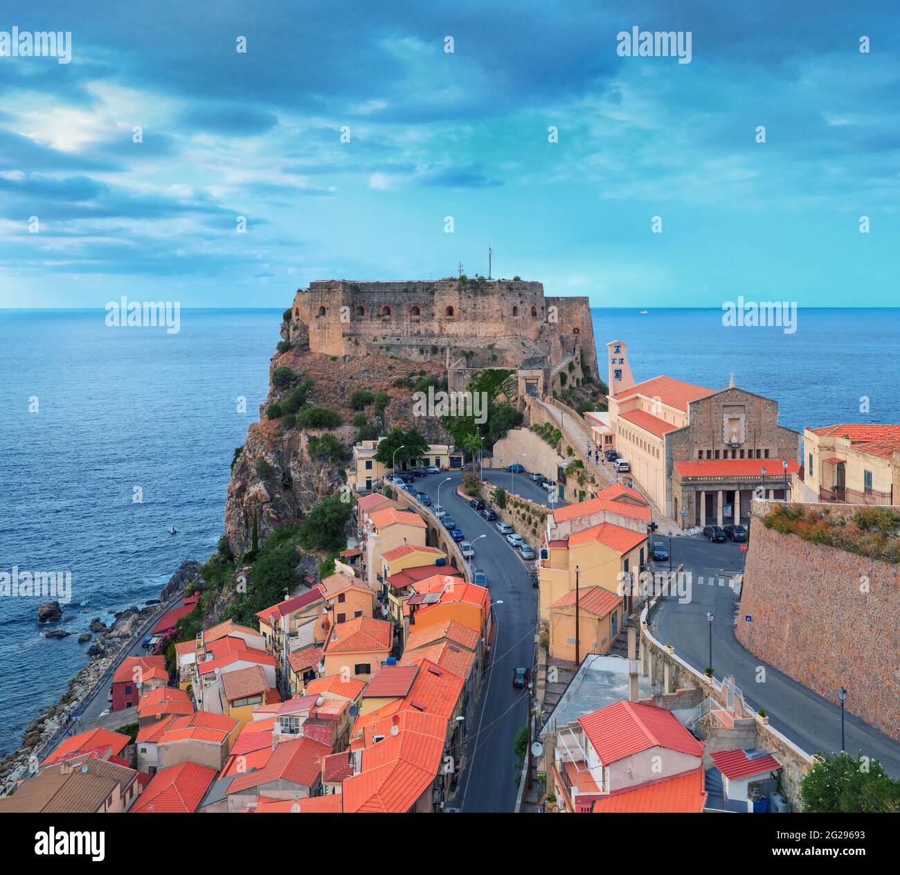 Vista sul Castello di Ruffo e sui tetti della città con la strada. Antico insediamento di Scilla, Top Viewpoint dal Centro, Italia, Regione Calabria Foto Stock