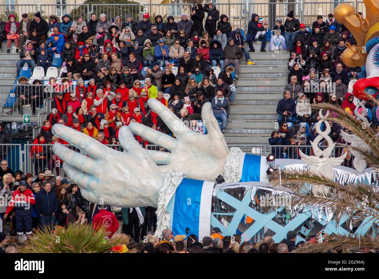 Viareggio, Italia. 23 Feb 2020. La prima categoria allegorica float 'Hug me is Carnival' di Fabrizio Galli (Foto di Federico Neri/Pacific Press/Sipa USA) Credit: Sipa USA/Alamy Live News Foto Stock