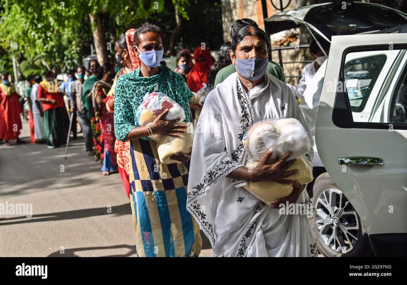 Bengaluru, India. 31 maggio 2021. Le donne transgender si levano in fila e raccolgono la razione distribuita da Yuva Bengaluru una ONG che sta distribuendo la razione su base regolare aiutando la comunità a superare questo blocco. Un'organizzazione non governativa (ONG) conosciuta come Yuva Bengaluru Trust è venuta in avanti per aiutare la comunità transgender con forniture di razione durante la seconda ondata di blocco Covid-19. Credit: SOPA Images Limited/Alamy Live News Foto Stock