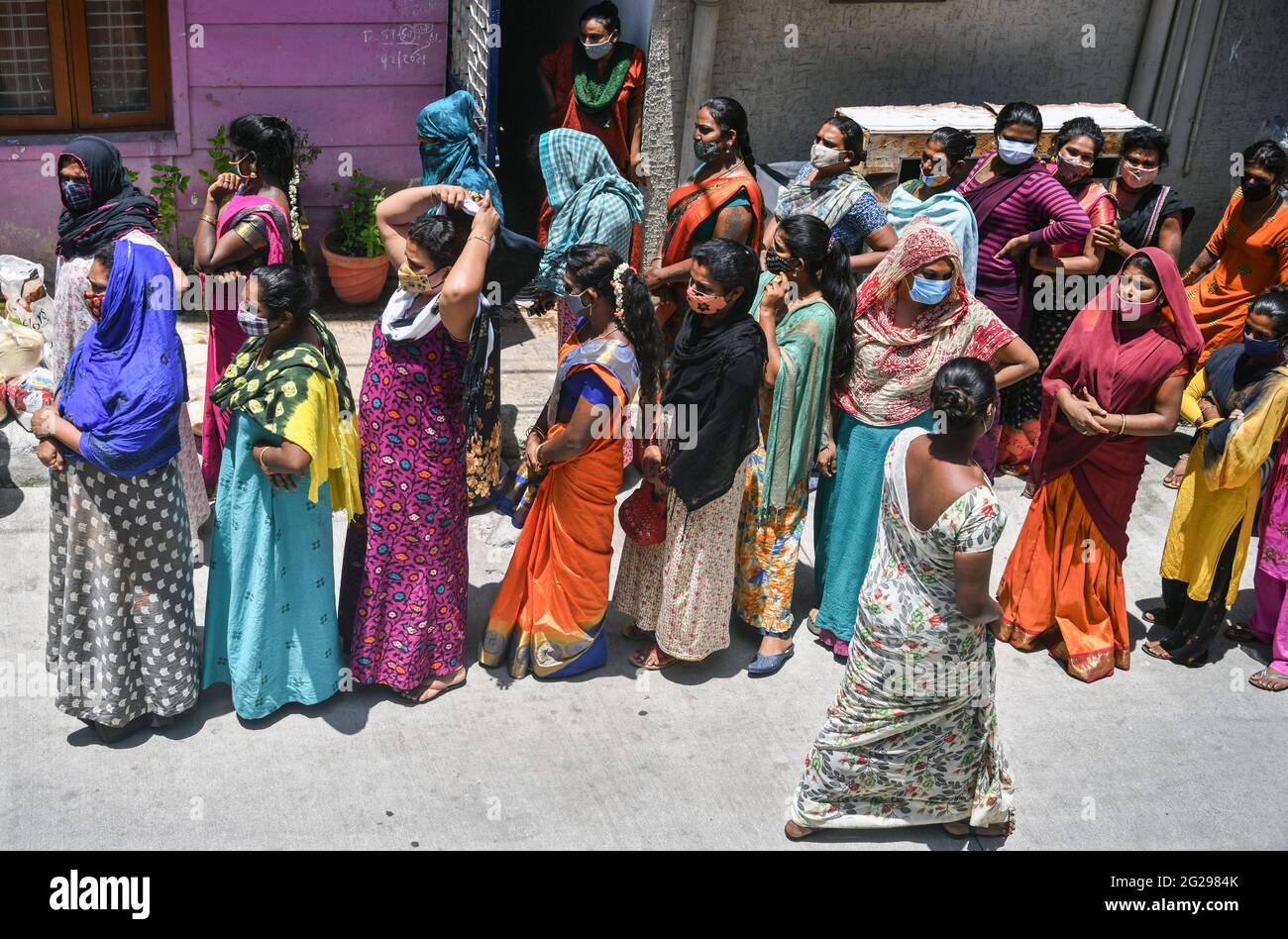 La comunità transgender si accoda per raccogliere la razione distribuita da Yuva Bengaluru, una ONG che ha distribuito la razione regolarmente aiutando la comunità a superare questo blocco. Un'organizzazione non governativa (ONG) conosciuta come Yuva Bengaluru Trust è venuta in avanti per aiutare la comunità transgender con forniture di razione durante la seconda ondata di blocco Covid-19. (Foto di Meghana Sastry / SOPA Images/Sipa USA) Foto Stock