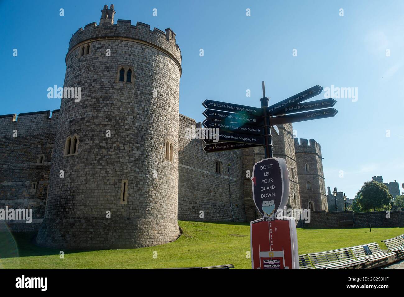 Windsor, Berkshire, Regno Unito. 9 Giugno 2021. Un Covid-19 non lasciate che la vostra Guardia giù cartone tagliare il solider a Windsor. Credit: Maureen McLean/Alamy Live News Foto Stock