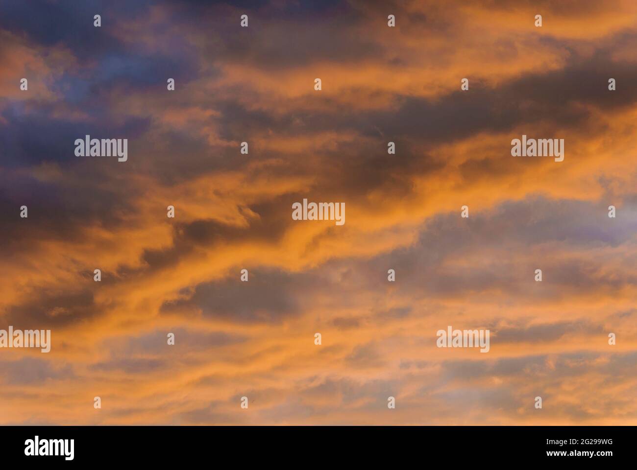 Tramonto cielo e nuvole con bei colori come sfondo Foto Stock