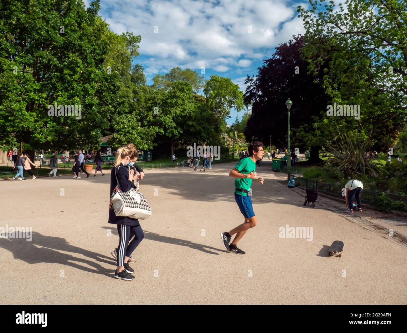 Park Monceau, Parigi, Francia 2021 maggio. Park Monceau uno dei luoghi preferiti per rilassarsi per i parigini, persone a piedi in una giornata di sole, tempo rilassante. Foto Stock