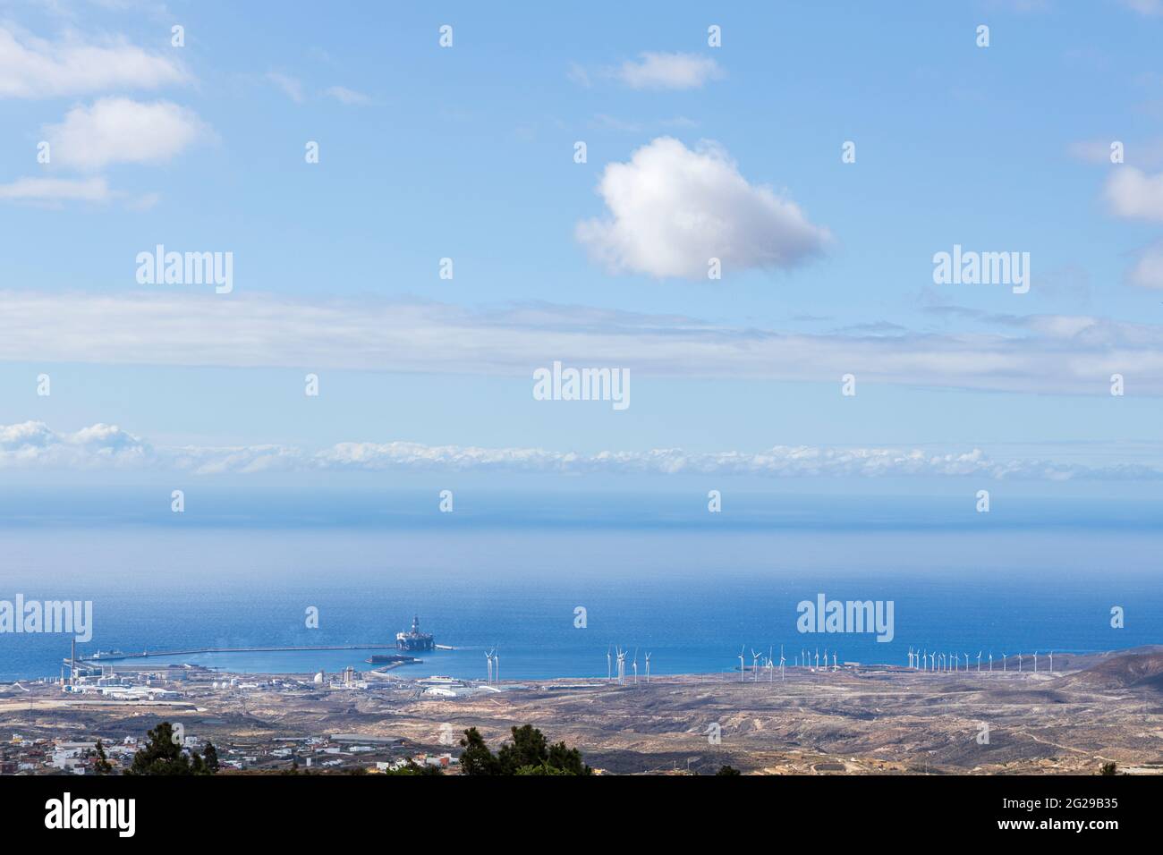 Nuvole in un cielo blu sopra l'Oceano Atlantico e il porto di Granadilla sulla costa orientale visto da Las Vegas, Tenerife, Isole Canarie, Spagna Foto Stock