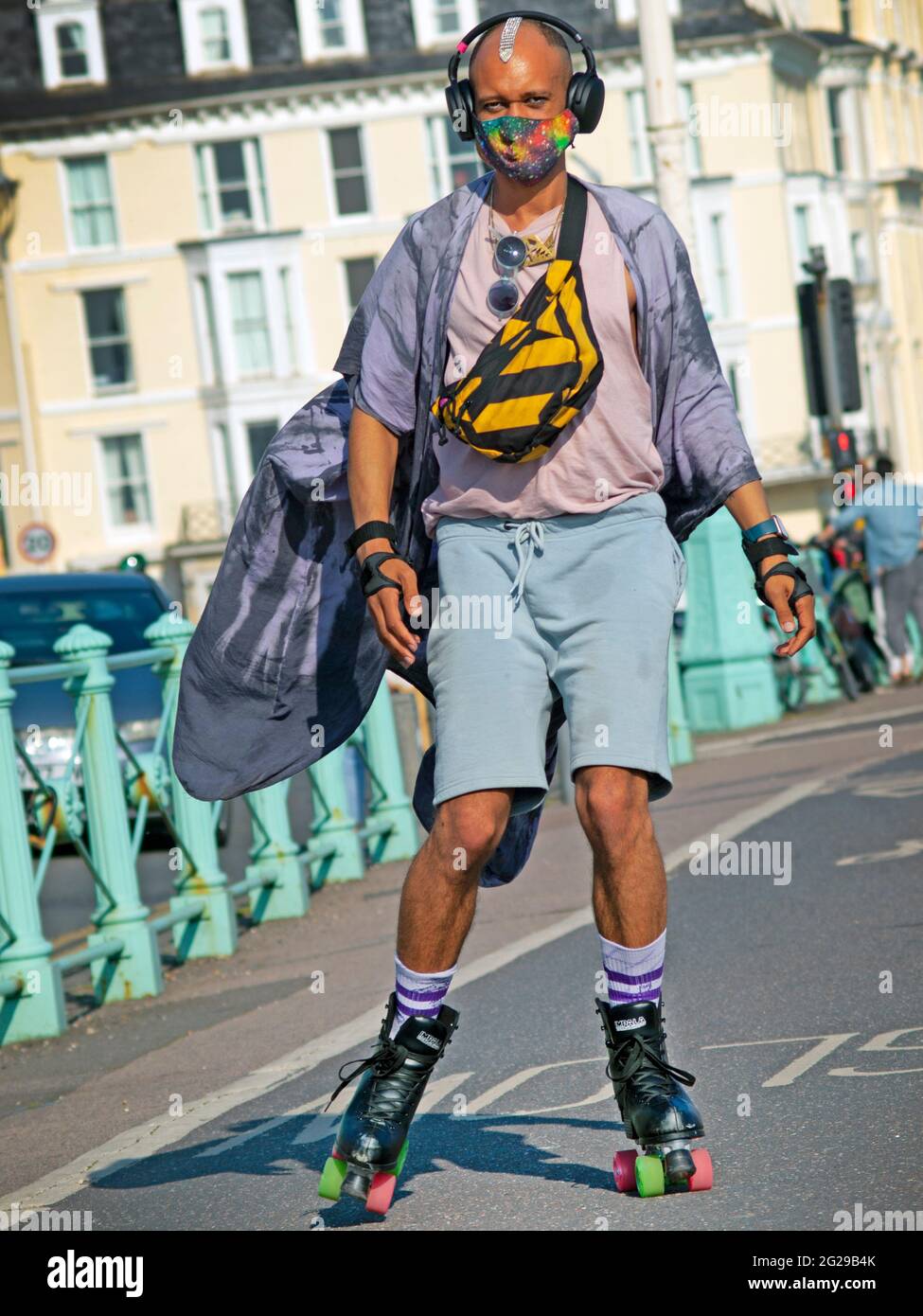 Pattinaggio a rotelle lungo il lungomare di Brighton Foto Stock