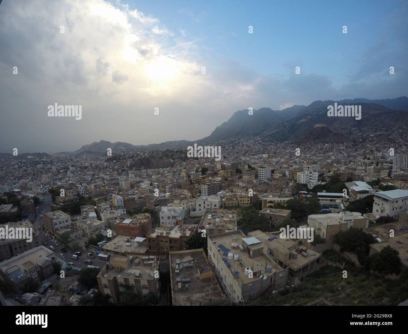 Taiz   Yemen   19 giugno 2020 : la città yemenita di Taiz e lo storico castello del Cairo mostrano i più importanti monumenti storici della città Foto Stock