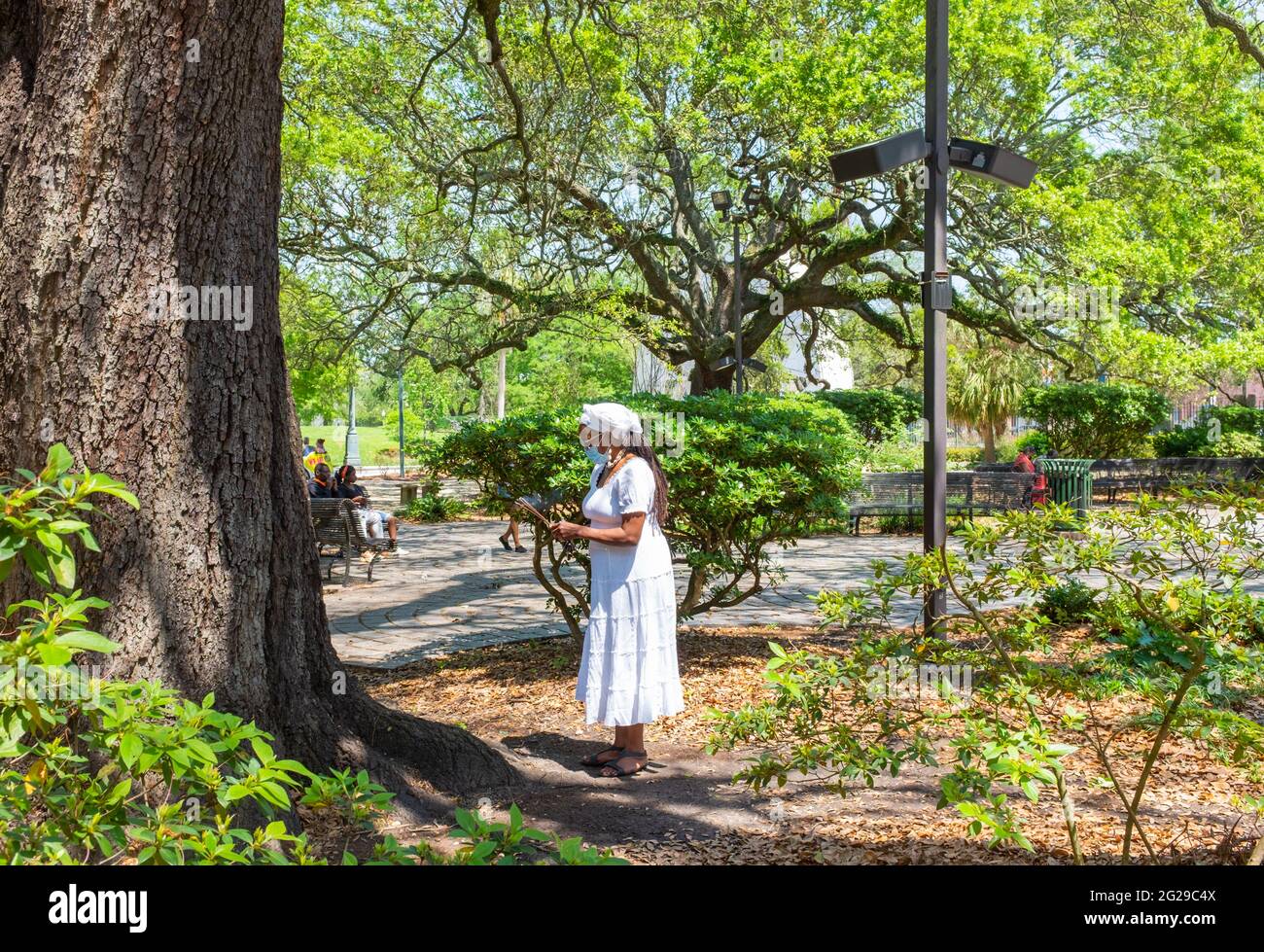 NEW ORLEANS, LA, USA - 11 APRILE 2021: Sacerdotessa con le benesse dell'incenso e i terreni di Piazza del Congo prima di celebrare la vita di Alfred 'Uganda' Foto Stock