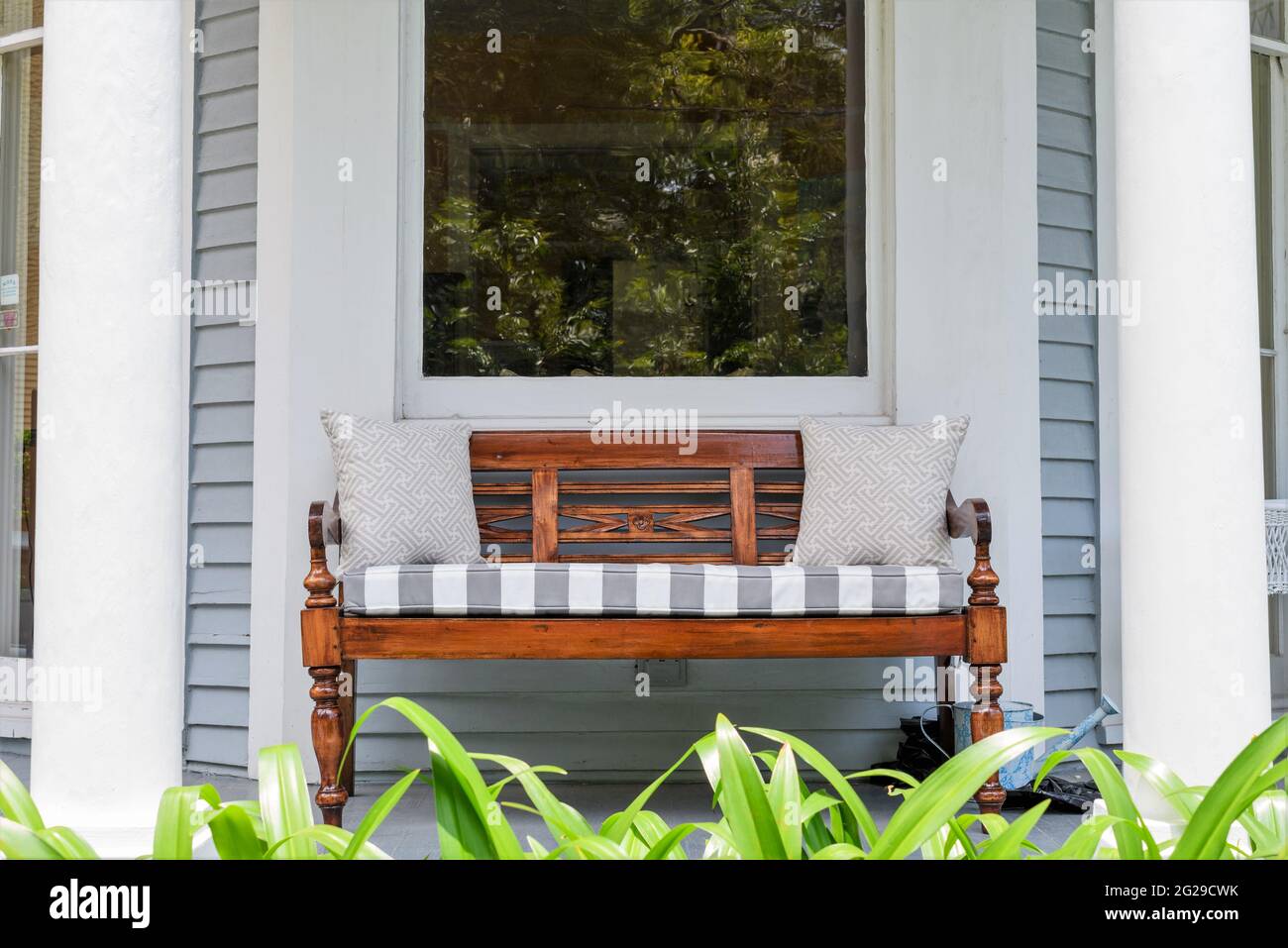 Elegante panca sul portico anteriore di Uptown New Orleans Home Foto Stock