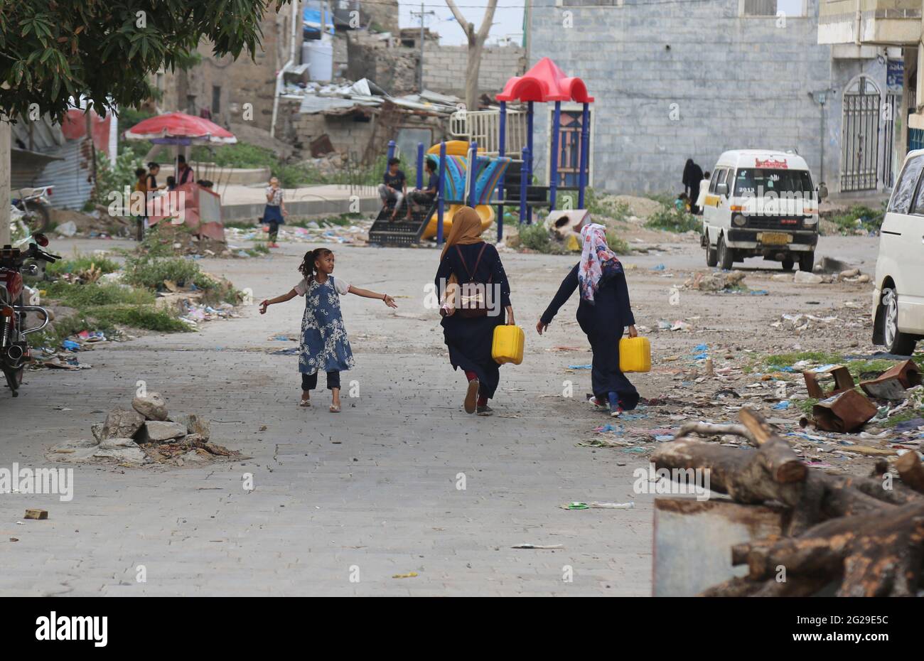 Taiz /Yemen - 08 ago 2020 : i bambini recuperano acqua a causa della crisi idrica e delle difficili condizioni di vita testimoniate dai residenti della città di Taiz Foto Stock