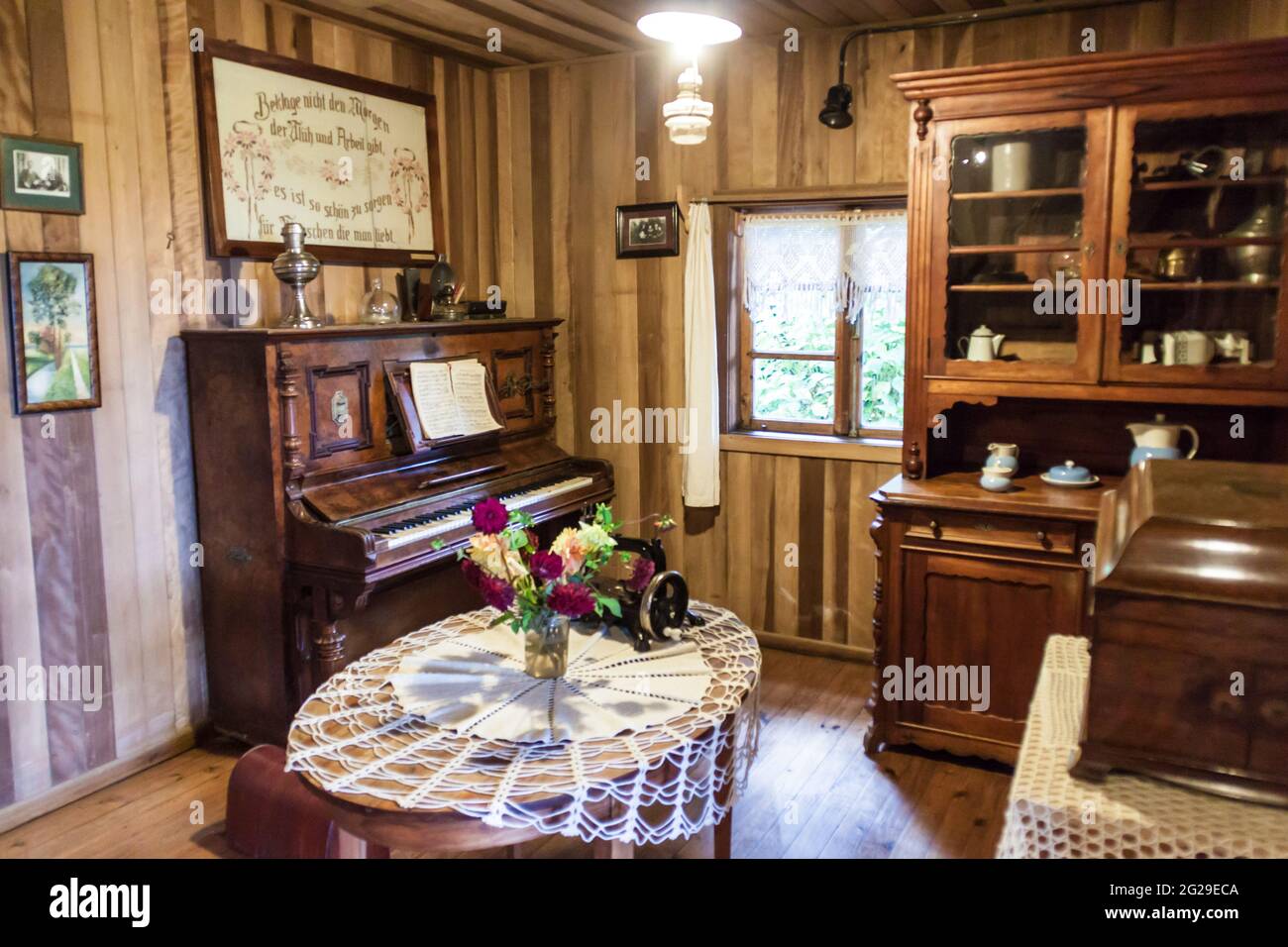 FRUTILLAR, CILE - 1 MARZO 2015: Interno di una casa tradizionale nel Museo storico coloniale tedesco nel villaggio di Frutillar. La regione è nota per a s. Foto Stock