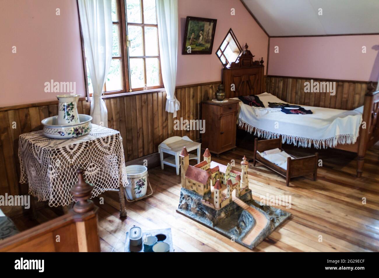 FRUTILLAR, CILE - 1 MARZO 2015: Interno di una casa tradizionale nel Museo storico coloniale tedesco nel villaggio di Frutillar. La regione è nota per a s. Foto Stock