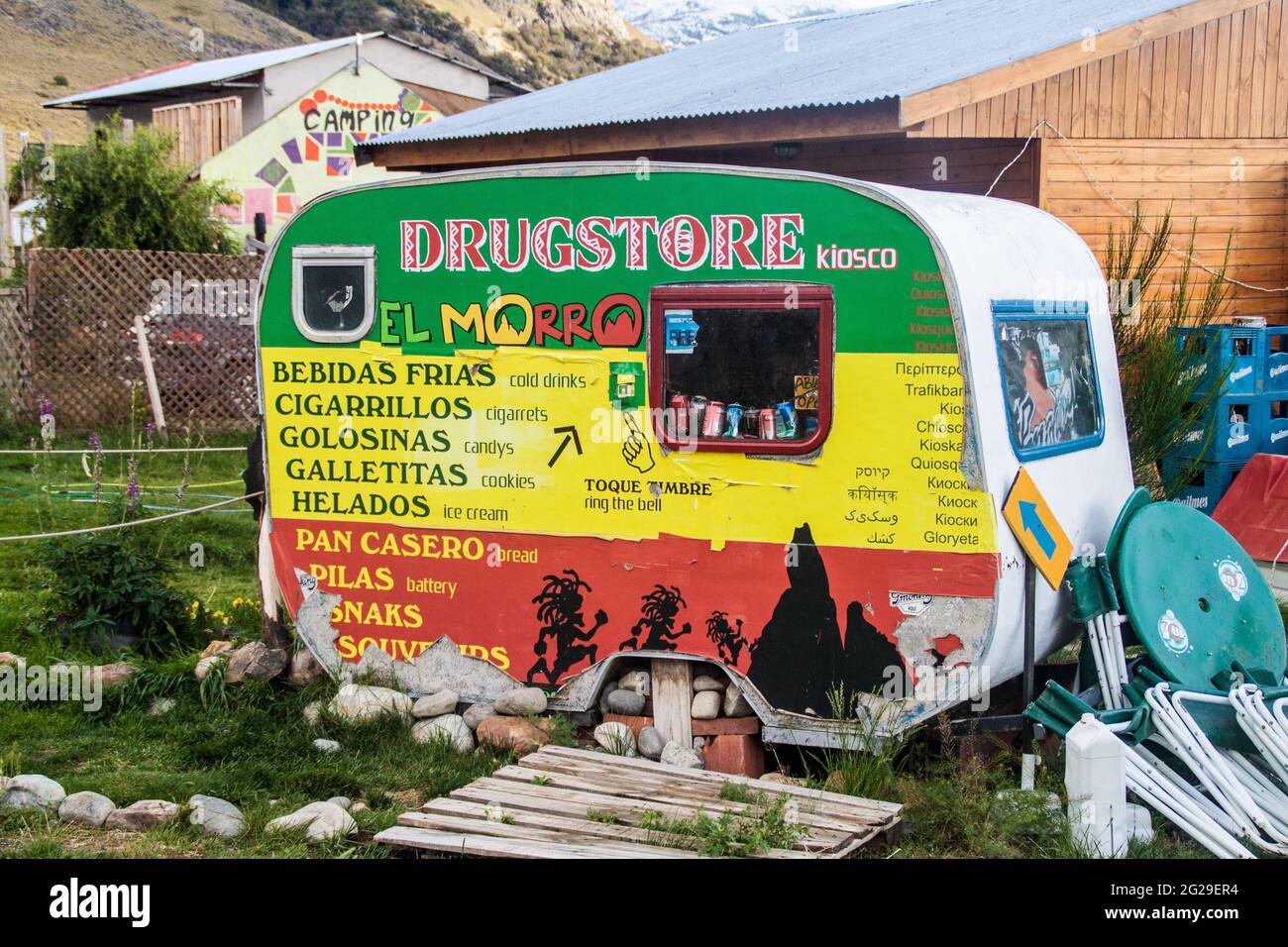 EL CHALTEN, ARGENTINA - 13 MARZO 2015: Negozio in un camper convertito nel villaggio di El Chalten, Argentina. Foto Stock