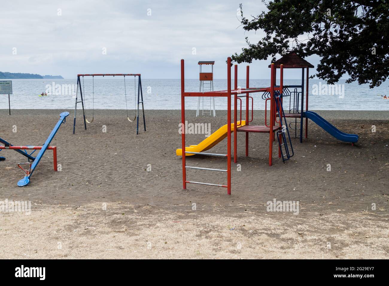 Parco giochi su una spiaggia nel villaggio di Frutillar, Cile Foto Stock