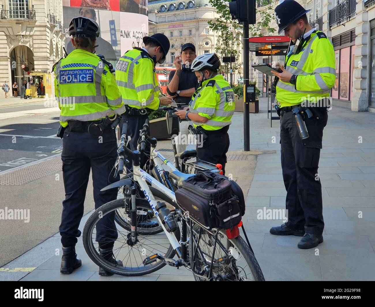 Londra, Regno Unito, 9 giugno 2021: Polizia su Regent Street belle persone catturate con scooter elettrici. Anche se alcuni quartieri londinesi stanno permettendo prove su scooter elettronico, in altri comuni non sono permessi. Sono sempre più popolari come opzione di trasporto verde, ma l'applicazione è irregolare e le regole sono sconcertanti per la maggior parte delle persone. Anna Watson/Alamy Notizie dal vivo Foto Stock