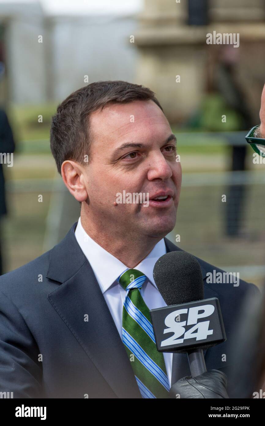 Tim Huddak, leader conservatore progressivo in Ontario, Canada, che ha rilasciato un'intervista per CP24. Scene del funerale di Stato per Jim Flaherty, ex Mini Foto Stock