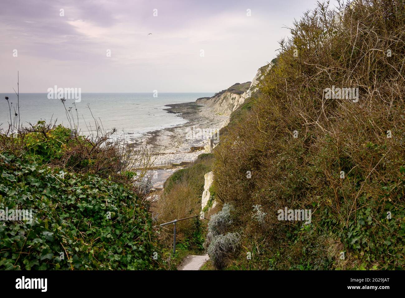 Una vista sulle pendici inferiori di Beachy Head a bassa marea vicino Eastbourne. Foto Stock