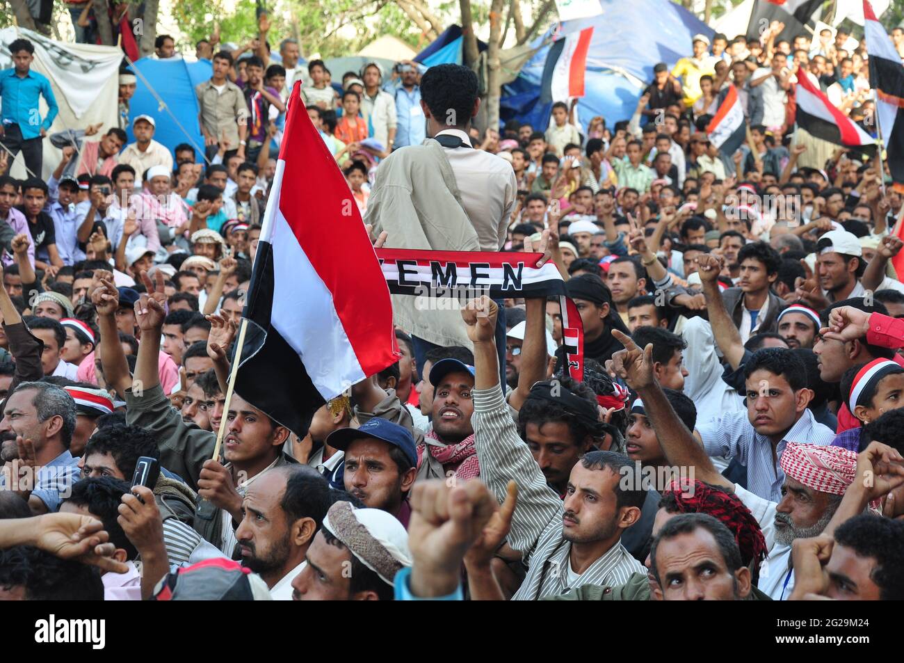 Taiz / Yemen - 28 febbraio 2011: Folle di massa a Freedom Square nella città yemenita di Taiz nella rivoluzione della Primavera araba 2011 Foto Stock