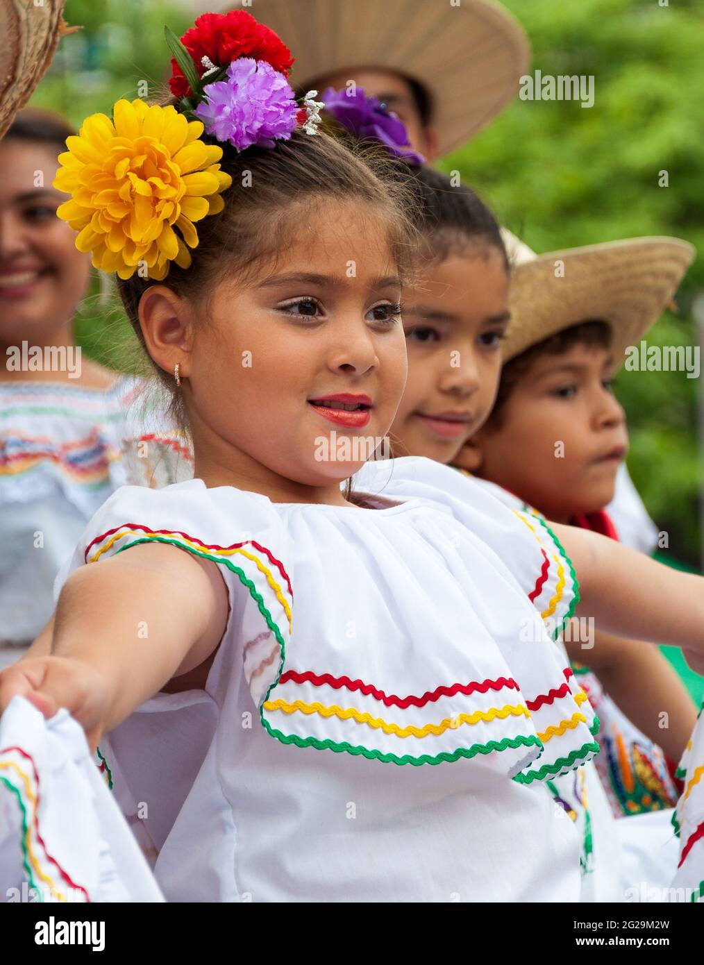 Bella bambina che indossa abiti tradizionali: La Fiesta ispanica di Toronto è una celebrazione della cultura latino-americana in questa città multiculturale, io Foto Stock
