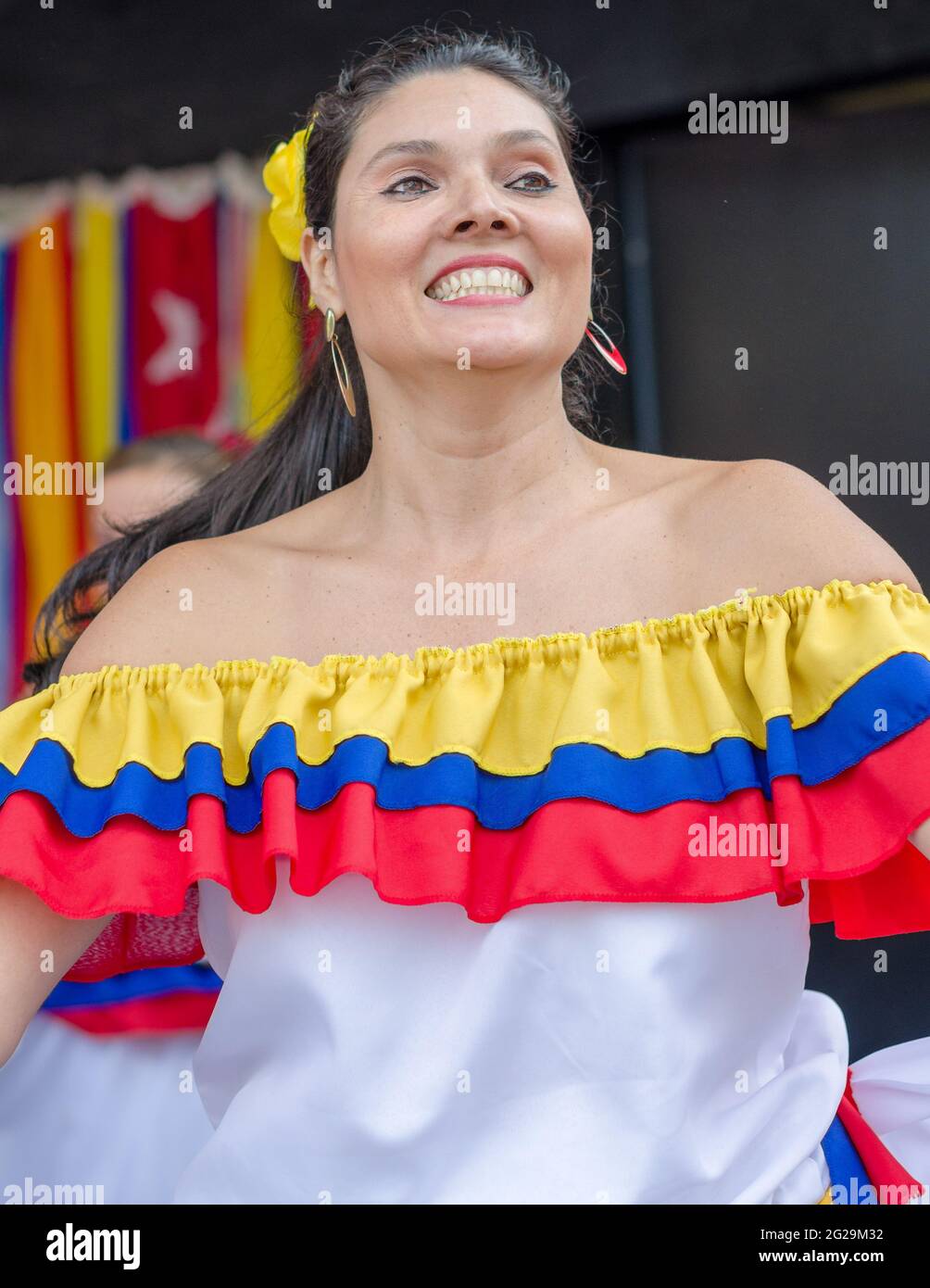 Bella donna colombiana che indossa abiti tradizionali: La Fiesta ispanica di Toronto è una celebrazione della cultura latino-americana in questo ci multiculturale Foto Stock