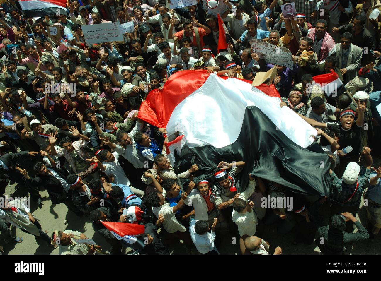 Taiz / Yemen - 28 febbraio 2011: Folle di massa a Freedom Square nella città yemenita di Taiz nella rivoluzione della Primavera araba 2011 Foto Stock