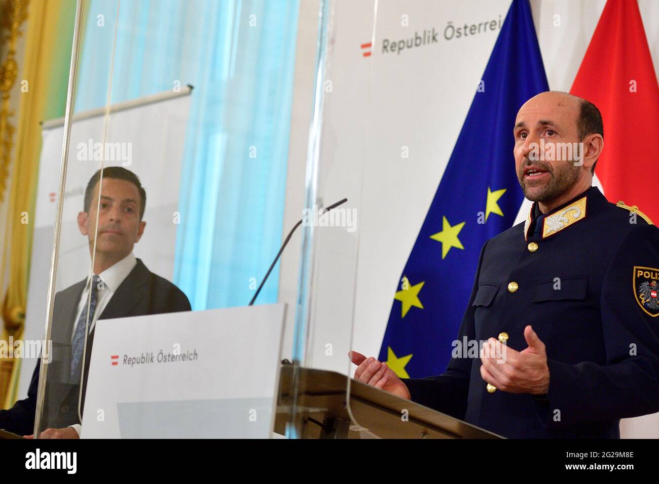 Vienna, Austria. 9th giugno, 2021. Conferenza stampa sull'operazione 'Trojan Shield' alla Cancelleria federale di Vienna il 09 giugno 2021. Theodore Callimanis (L) e Direttore Generale per la pubblica sicurezza Franz Ruf (R) hanno riportato i risultati dell'operazione. Foto Stock