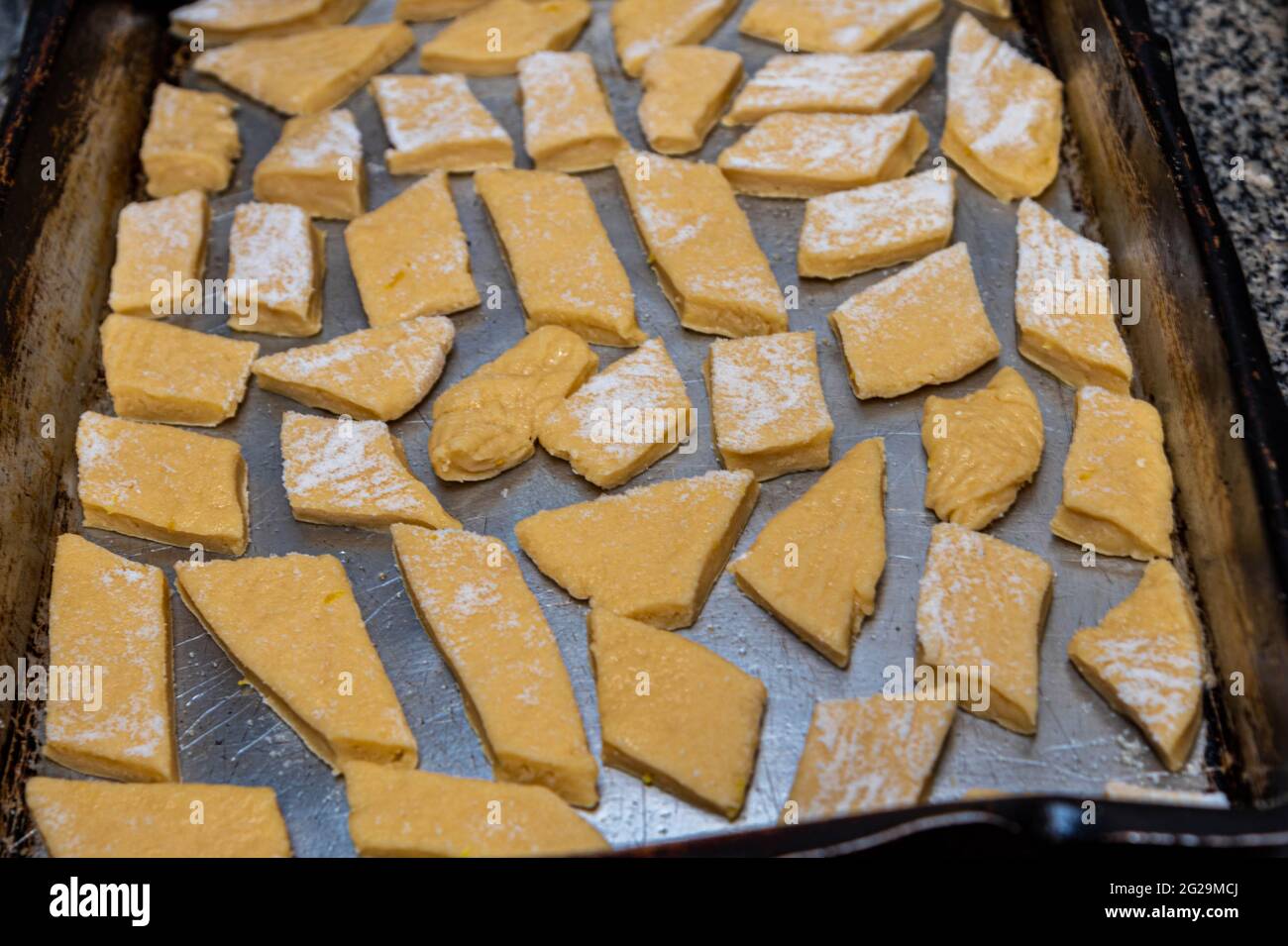 Produzione di biscotti fatti in casa alla farina. Biscotti zuccherati. Delizie fatte in casa. Prodotti da forno. Prelibatezze culinarie. Foto Stock