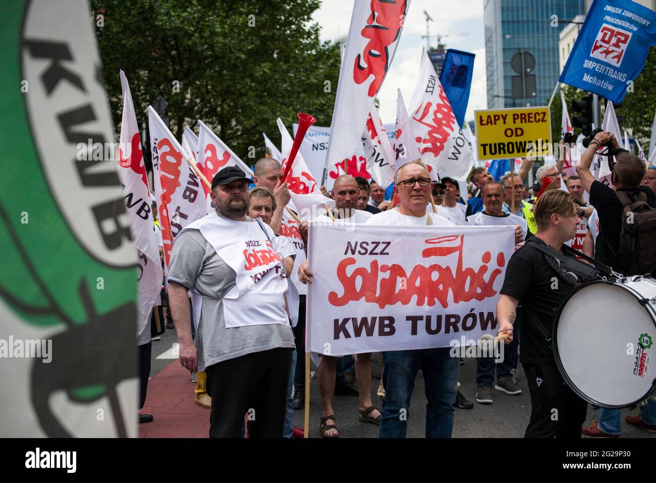 I manifestanti gridano e sventolano le bandiere di Solidarnosc (solidarietà) durante la manifestazione.migliaia di lavoratori polacchi dell'industria estrattiva e energetica hanno protestato a Varsavia contro la graduale eliminazione dell'uso del carbone e contro un ordine della Corte dell'Unione europea di chiudere immediatamente la miniera di carbone marrone Turow - la sentenza è stata In risposta ad una causa della vicina Repubblica ceca che dice che la miniera sta drenando acqua dai suoi villaggi di confine. La protesta è stata organizzata dal sindacato indipendente "Sollidarnosc" (solidarietà). Foto Stock