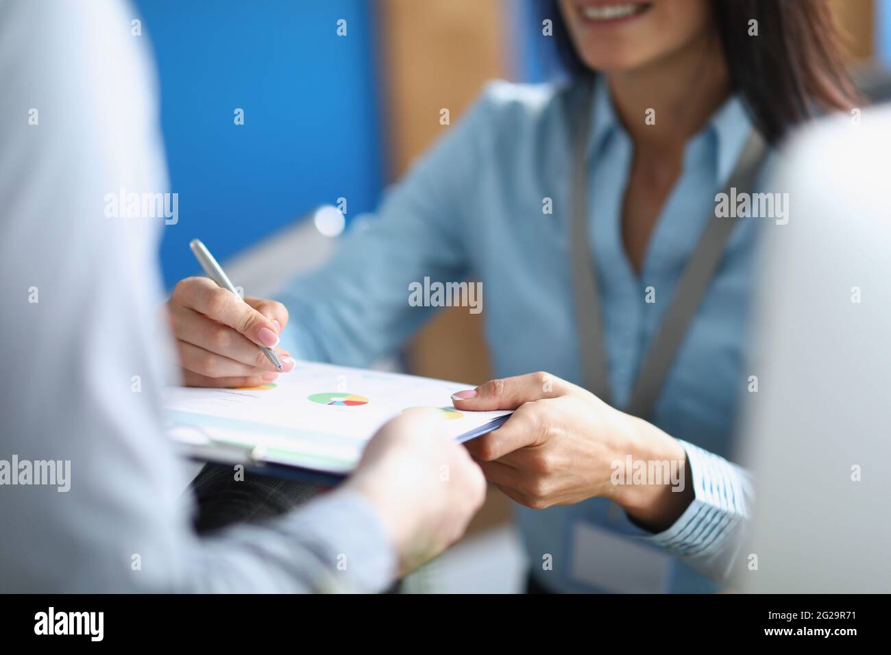 Uomo d'affari firma documento sulla clipboard in mani di segretaria closeup Foto Stock