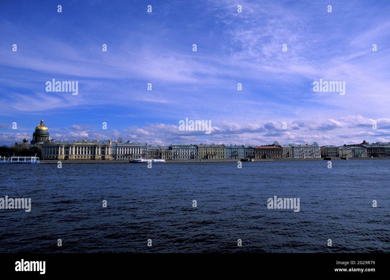 Fiume Neva dall'Università Embankment, San Pietroburgo, Russia. Foto Stock