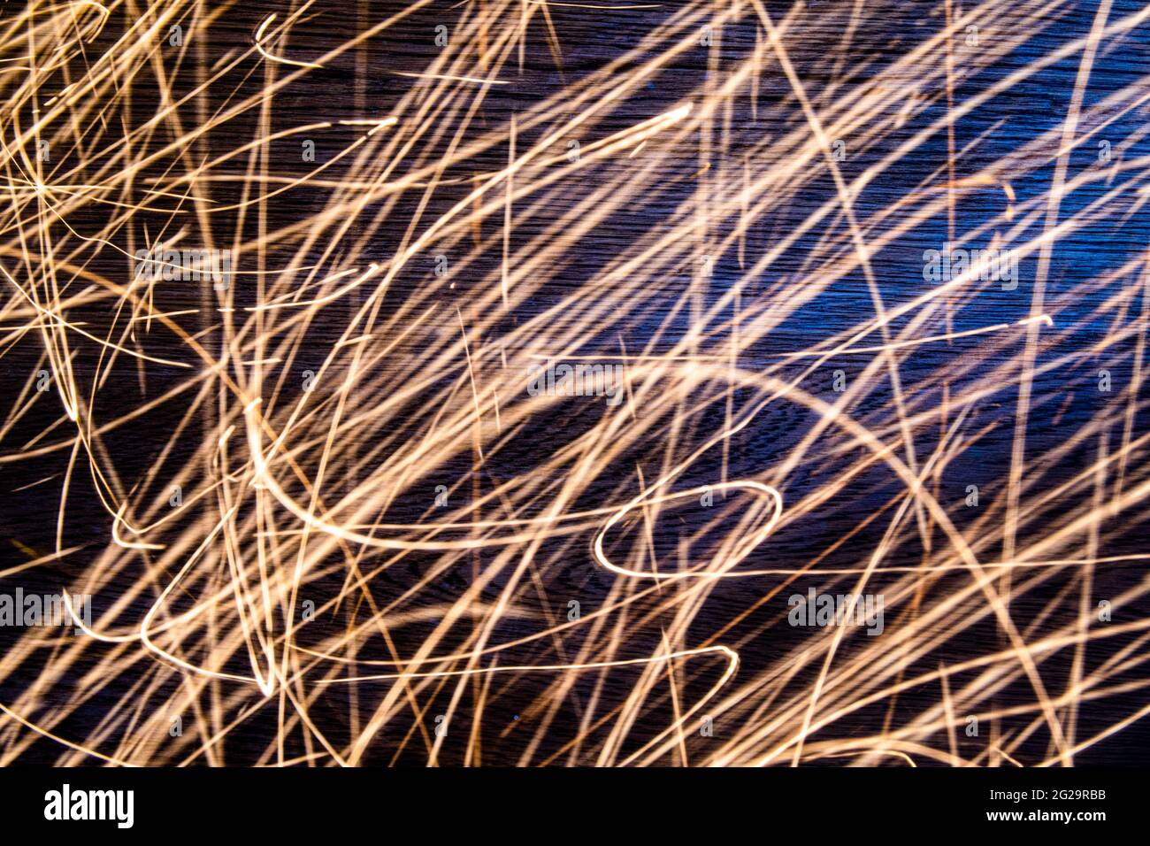 La luce brillante bianca e dorata si illumina volando e roteando in un design esclusivo e fresco. Illuminazione sfondo chiaro del percorso, spazio di copia per prodotto o modello. Foto Stock