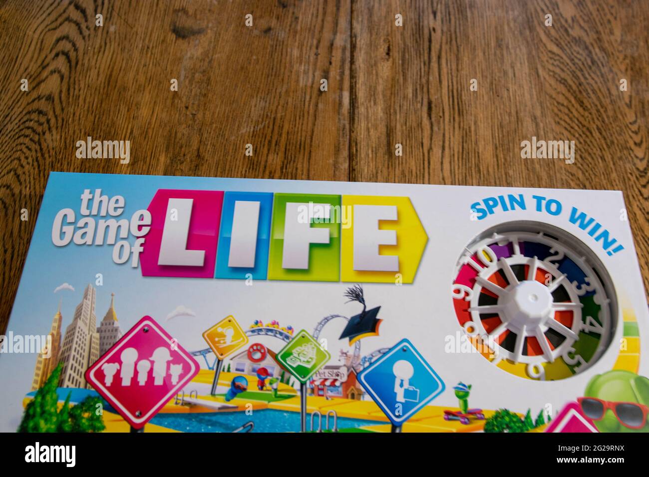 Durham, Regno Unito - 10 novembre 2019: Game of Life di Hasbro Gaming. I giochi da tavolo erano i giocatori che scelgono decisioni importanti sulla vita di animali domestici, bambini e famiglia, Foto Stock