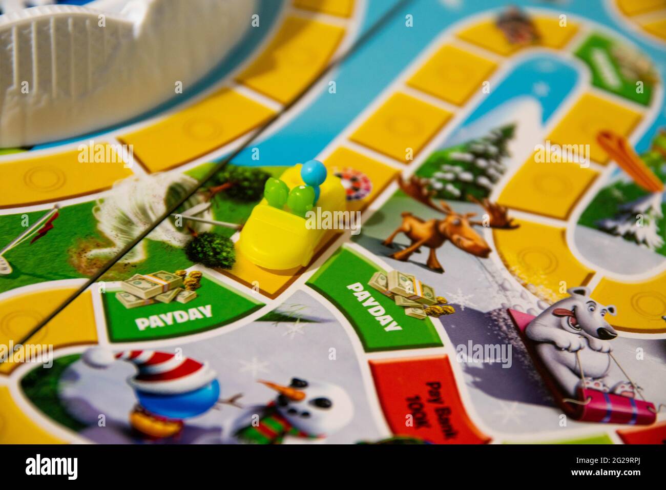 Durham, Regno Unito - 10 novembre 2019: Game of Life di Hasbro Gaming. I giochi da tavolo erano i giocatori che scelgono decisioni importanti sulla vita di animali domestici, bambini e famiglia, Foto Stock