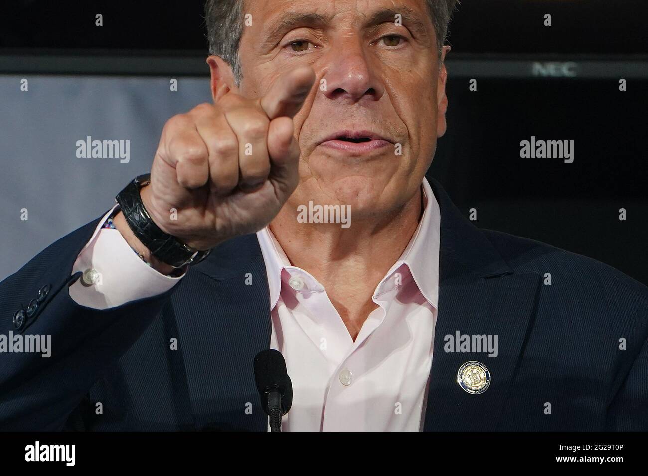 New York, Stati Uniti. 09 giugno 2021. Il governatore di New York Andrew Cuomo parla alla cerimonia di apertura del Tribeca Festival a New York City, New York, mercoledì 9 giugno 2021. Foto in piscina di Carlo Allegri/UPI Credit: UPI/Alamy Live News Foto Stock