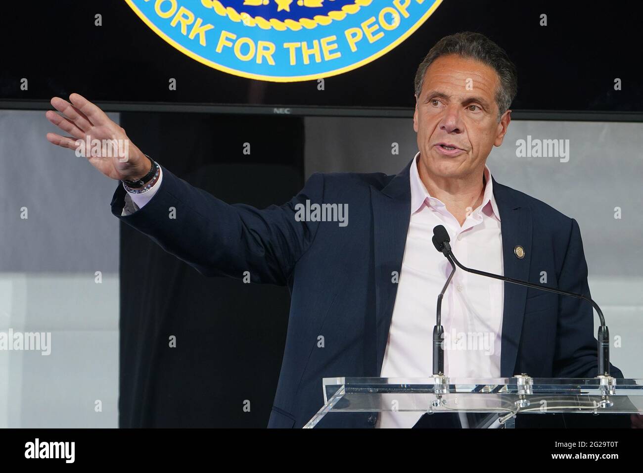 New York, Stati Uniti. 09 giugno 2021. Il governatore di New York Andrew Cuomo parla alla cerimonia di apertura del Tribeca Festival a New York City, New York, mercoledì 9 giugno 2021. Foto in piscina di Carlo Allegri/UPI Credit: UPI/Alamy Live News Foto Stock