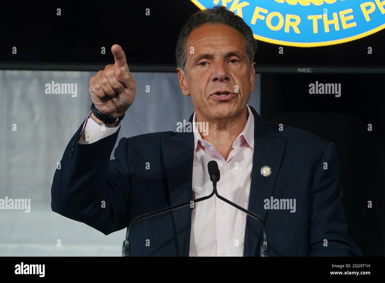 New York, Stati Uniti. 09 giugno 2021. Il governatore di New York Andrew Cuomo parla alla cerimonia di apertura del Tribeca Festival a New York City, New York, mercoledì 9 giugno 2021. Foto in piscina di Carlo Allegri/UPI Credit: UPI/Alamy Live News Foto Stock