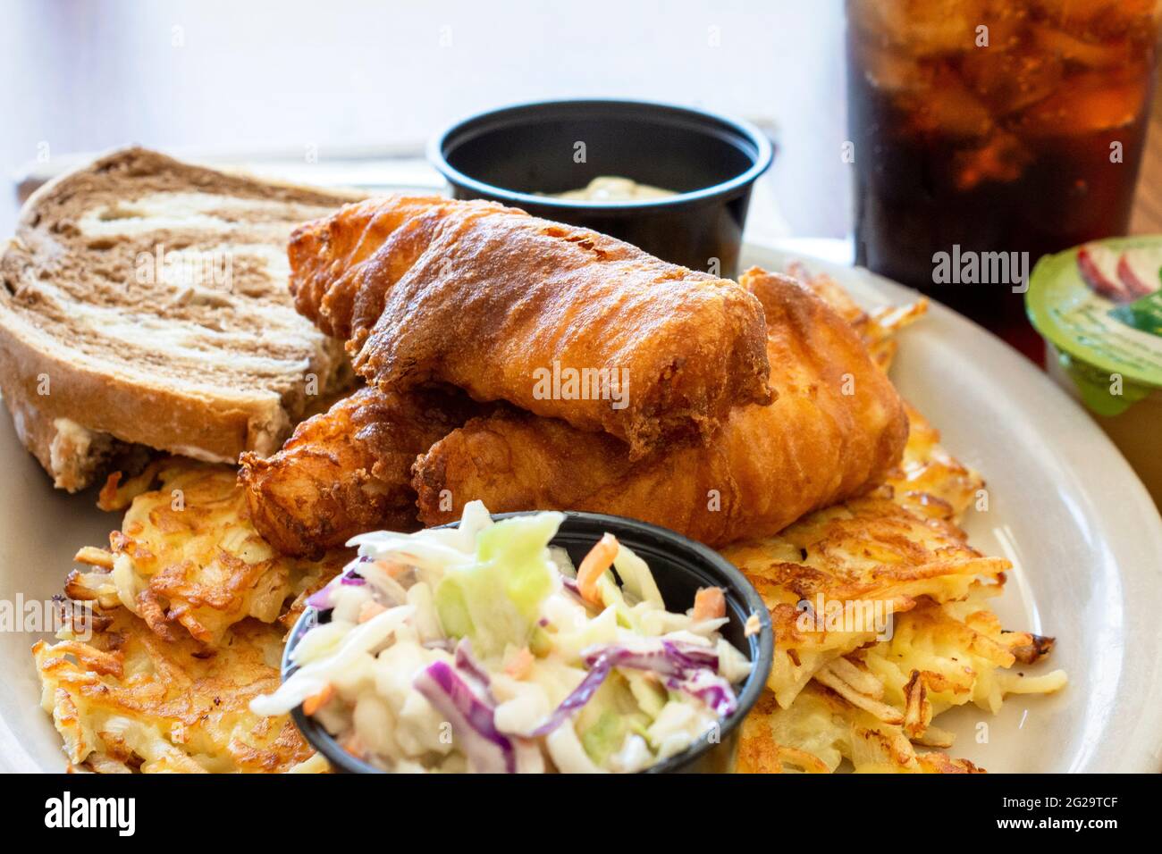 Un pesce tradizionale del Wisconsin venerdì sera frittura da un diner compreso merluzzo fritto profondo, coleslaw, pane di segala marmorizzato, applesauce, cola, salsa tartara e h Foto Stock