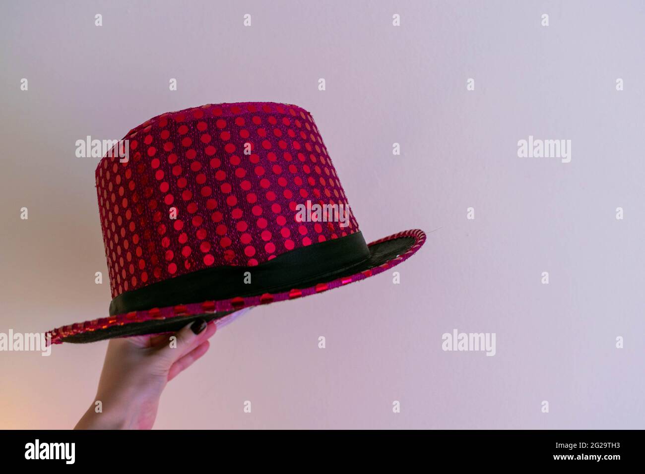 Cappellino con paillettes rosa magico su sfondo isolato con spazio per il testo della copia. Spettacolo di maghi, sfondo di concetto di trucchi magici. Abito elegante Foto Stock