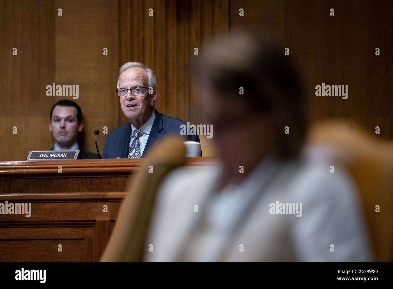 Washington, Stati Uniti. 09 giugno 2021. Il Sen. Jerry Moran, R-KS, ascolta come il Procuratore Generale Merrick Garland testimonia al Sottocomitato per il Commercio, la Giustizia, la Scienza e le Agenzie correlate del Senato degli Stati Uniti presso il Campidoglio di Washington DC, mercoledì 9 giugno 2021. Foto in piscina di Stefani Reynolds /UPI Credit: UPI/Alamy Live News Foto Stock