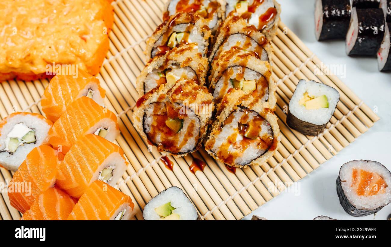 Primo piano di diversi tipi di panini di sushi su un tavolo Foto Stock