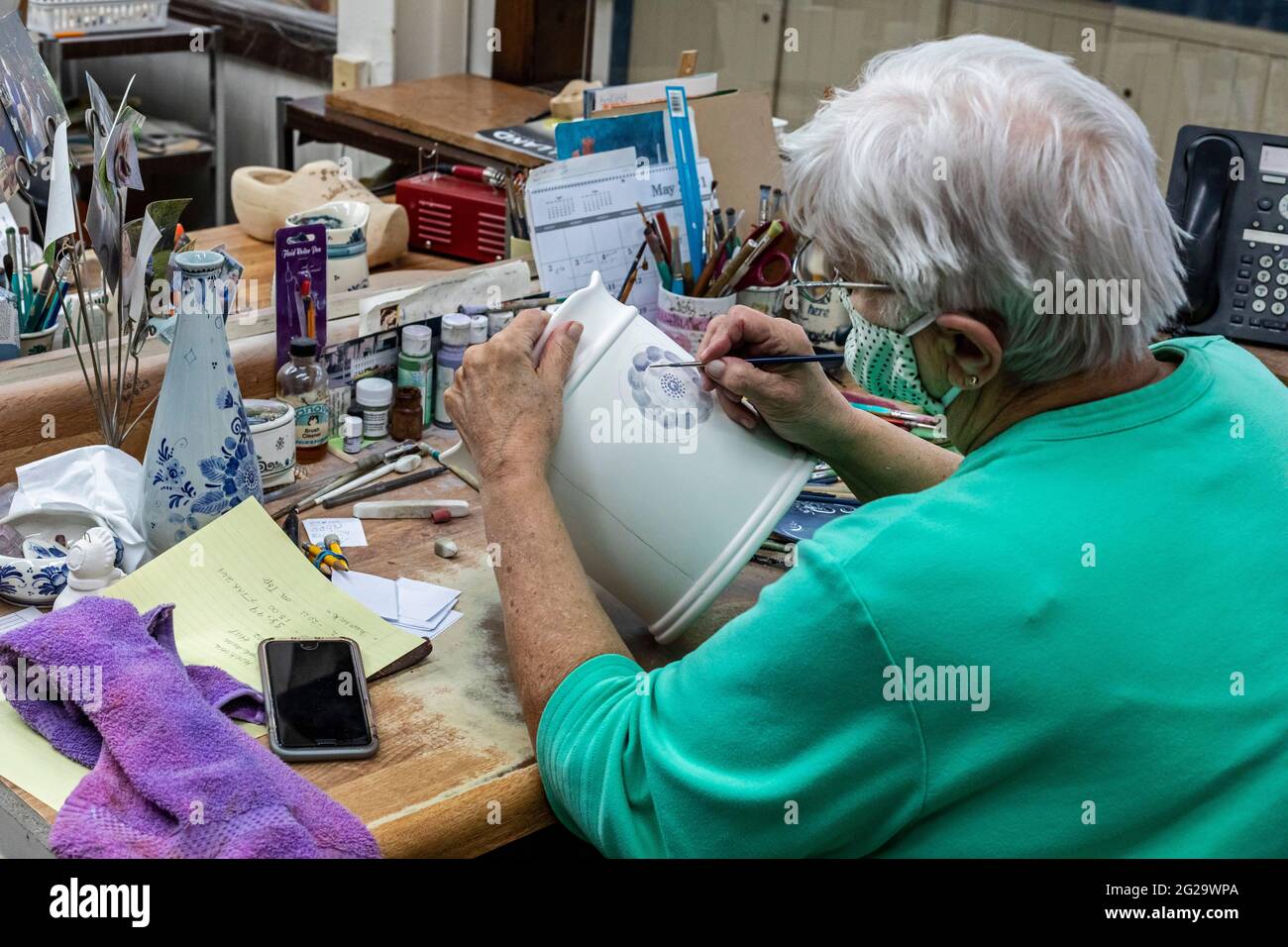 Holland, Michigan - un artista dipinge Delfware alla De Klomp Wooden Shoe and Delft Factory, parte della Veldheer Tulip Farm. L'erita olandese della città Foto Stock