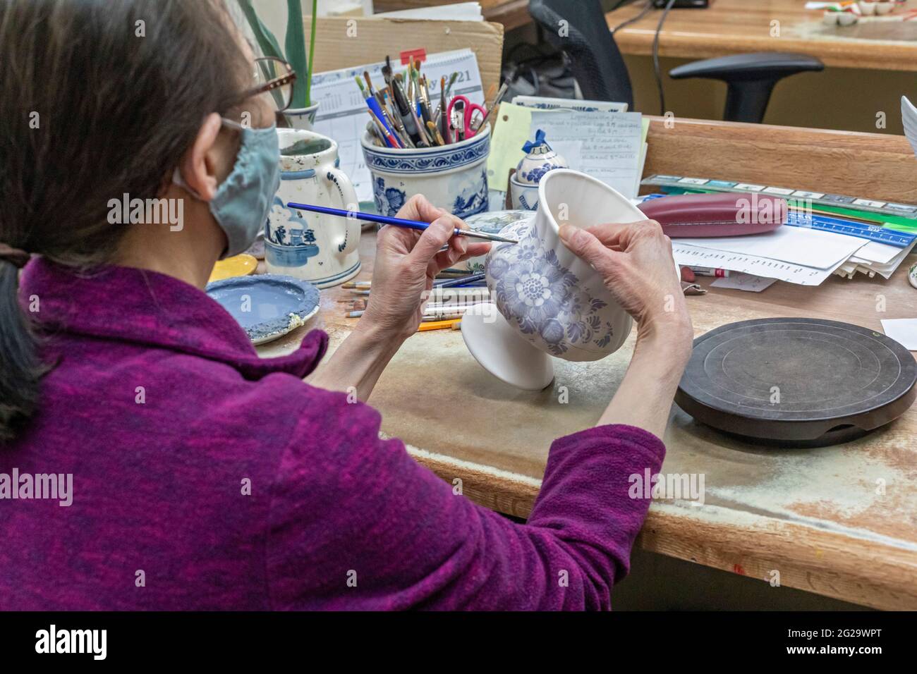 Holland, Michigan - un artista dipinge Delfware alla De Klomp Wooden Shoe and Delft Factory, parte della Veldheer Tulip Farm. L'erita olandese della città Foto Stock