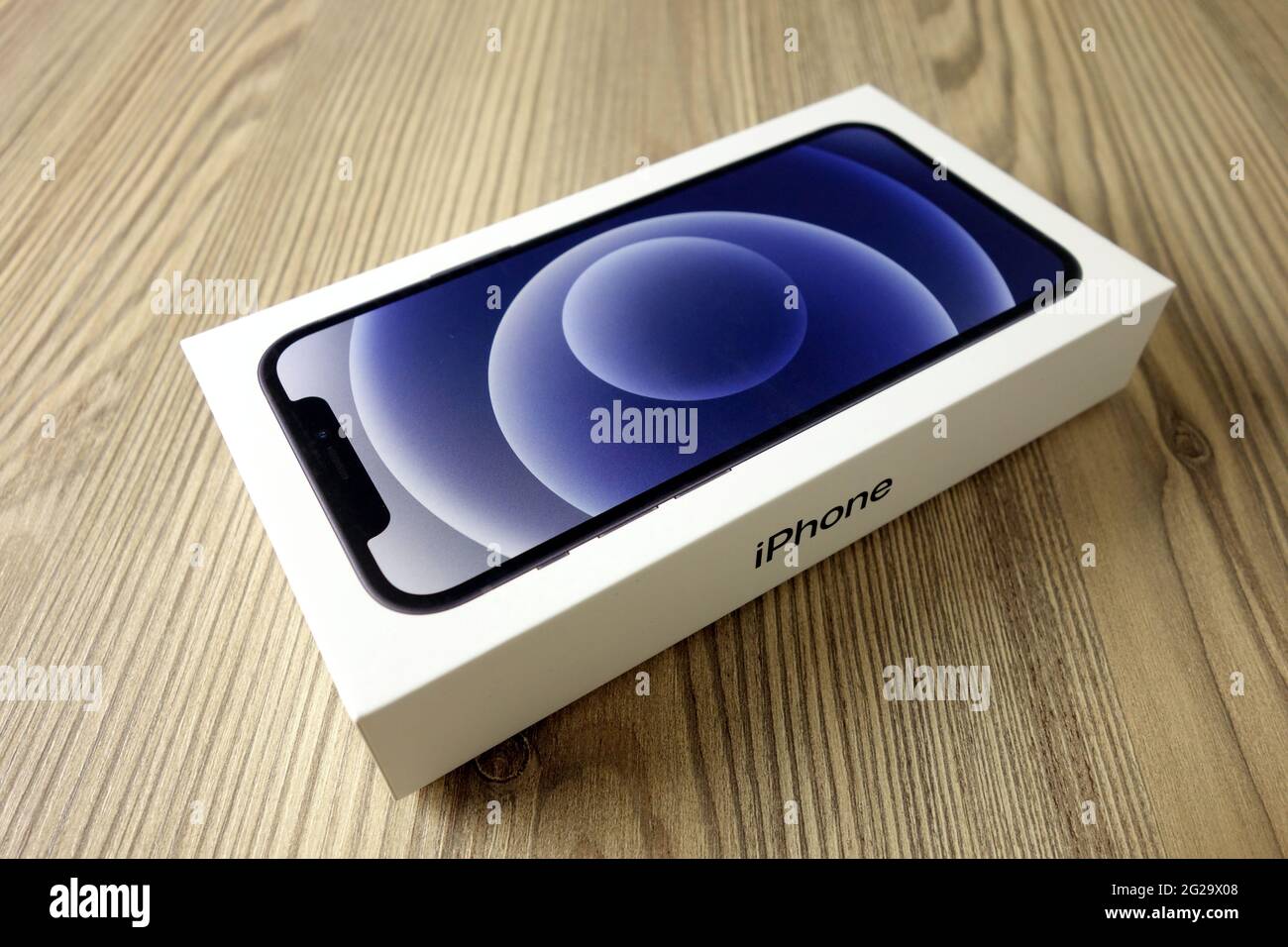 KONSKIE, POLONIA - 22 novembre 2020: Confezione con il nuovo smartphone iPhone 12 Foto Stock