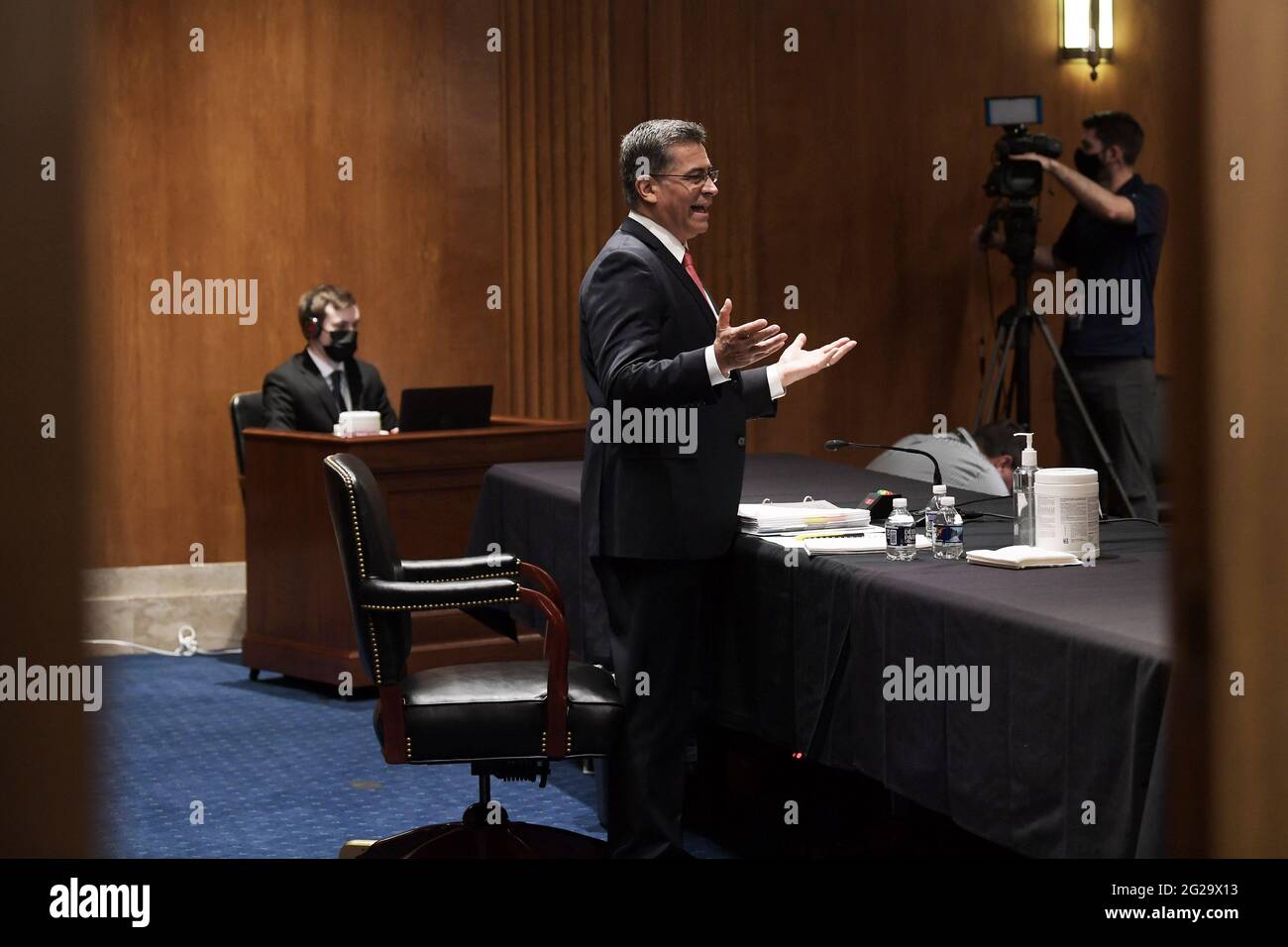 Washington, Stati Uniti. 09 giugno 2021. Xavier Becerra, Segretario DEL DIPARTIMENTO DELLA Salute e del Servizio umano DEGLI STATI UNITI, ha esaminato durante l'audizione le stime di bilancio proposte e la giustificazione del ‘bilancio dell'anno fiscale 22 per il Dipartimento della Salute e del Servizio umano', presso il Palazzo dell'Ufficio del Senato Dirksen/Capitol Hill. (Foto di Lenin Nolly/SOPA Images/Sipa USA) Credit: Sipa USA/Alamy Live News Foto Stock