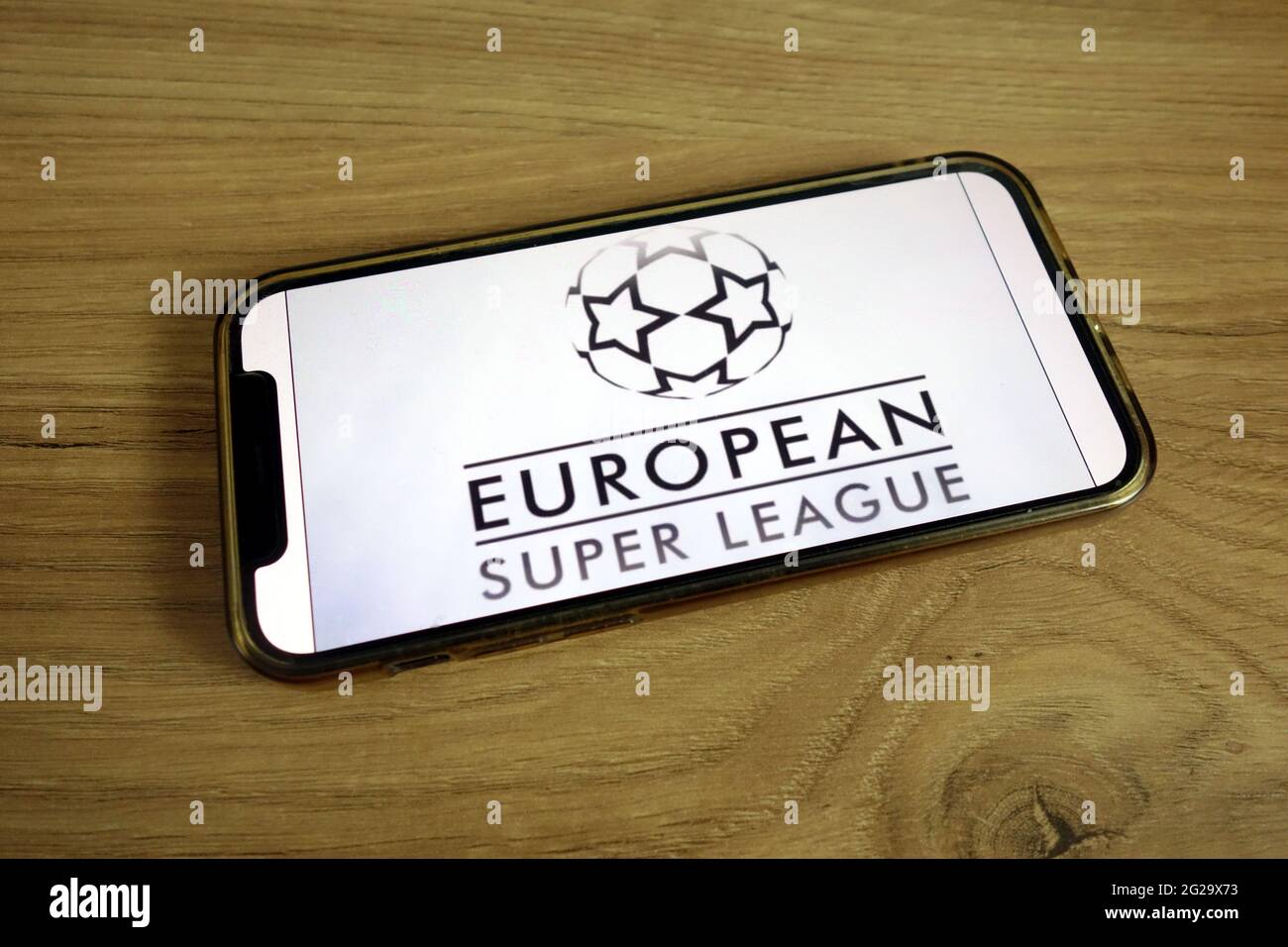 KONSKIE, POLONIA - 9 giugno 2021: Logo della Super League europea visualizzato sul telefono cellulare Foto Stock