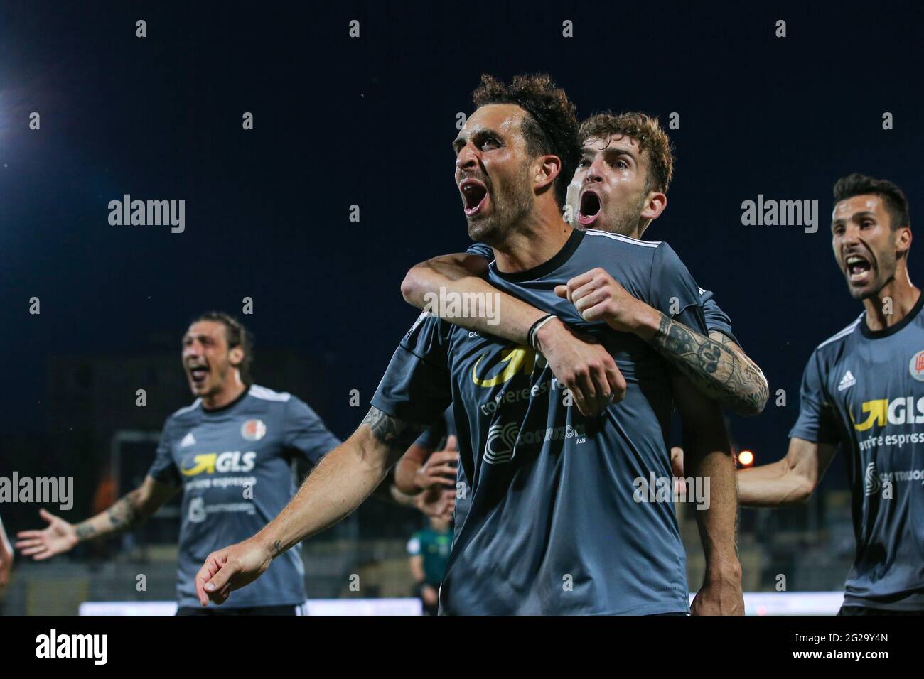 Torino, Italia, 9 giugno 2021. Andrea Arrighini di US Alessandria festeggia con i compagni di squadra dopo aver segnato per livellare la partita a 1-1 durante la partita della Serie C allo Stadio Giuseppe Moccagatta - Alessandria, Torino. L'immagine di credito dovrebbe essere: Jonathan Moscop / Sportimage Foto Stock