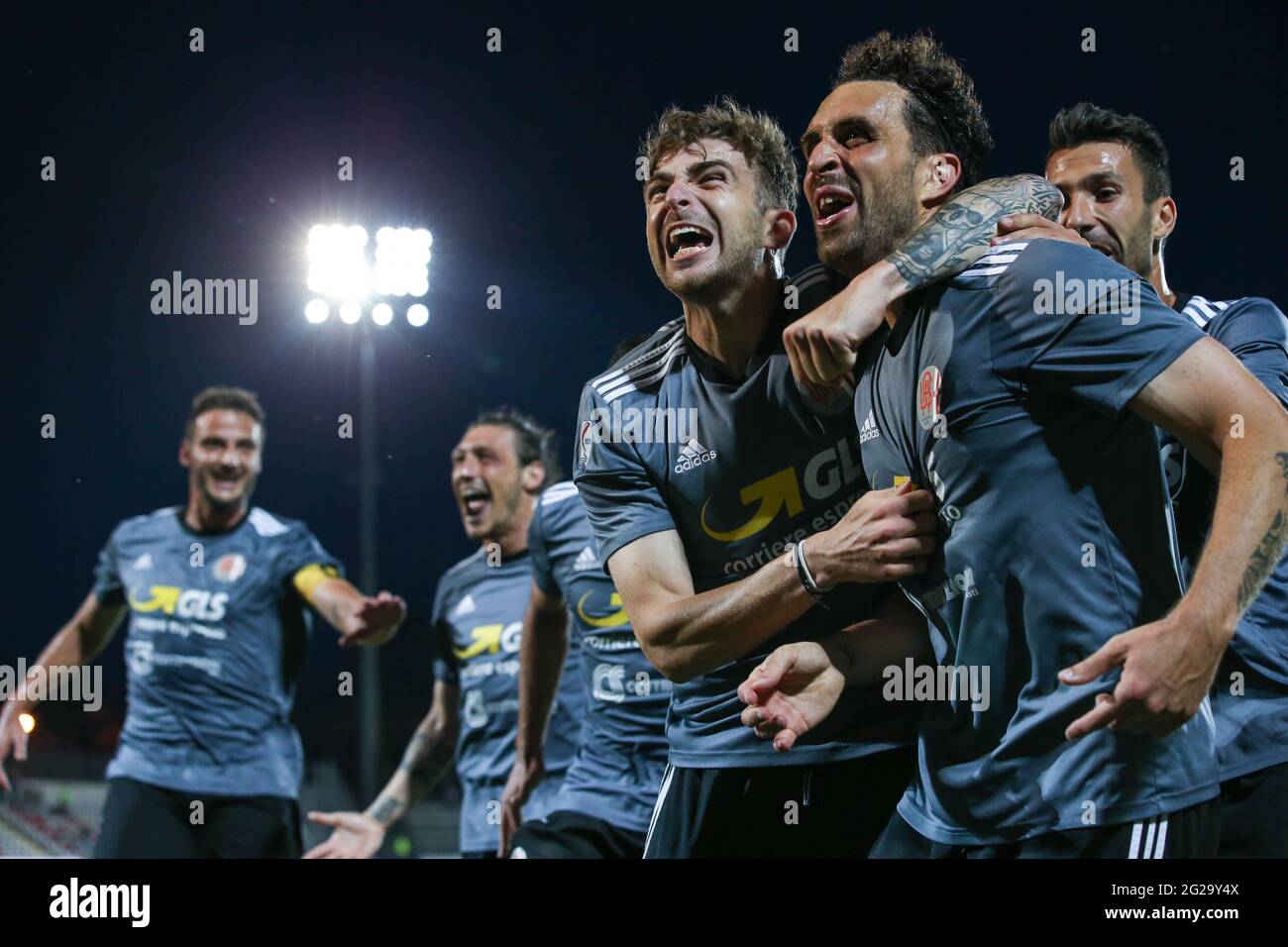 Torino, Italia, 9 giugno 2021. Andrea Arrighini di US Alessandria festeggia con i compagni di squadra dopo aver segnato per livellare la partita a 1-1 durante la partita della Serie C allo Stadio Giuseppe Moccagatta - Alessandria, Torino. L'immagine di credito dovrebbe essere: Jonathan Moscop / Sportimage Foto Stock