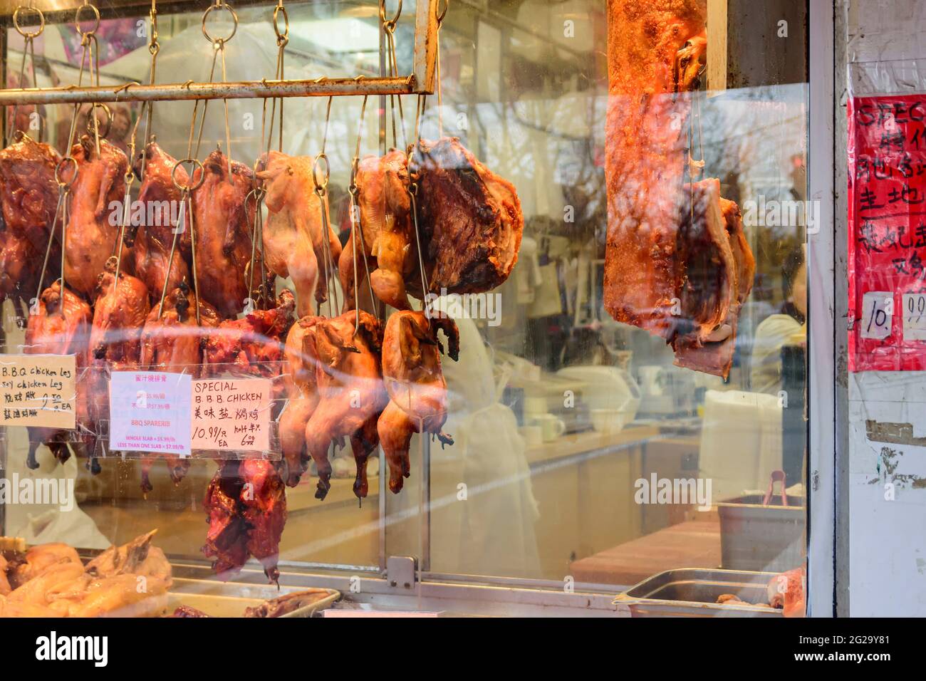 Pollo alla griglia, anatra e spareribs in vetrina a Chinatown, Vancouver, British Columbia, Canada. Foto Stock