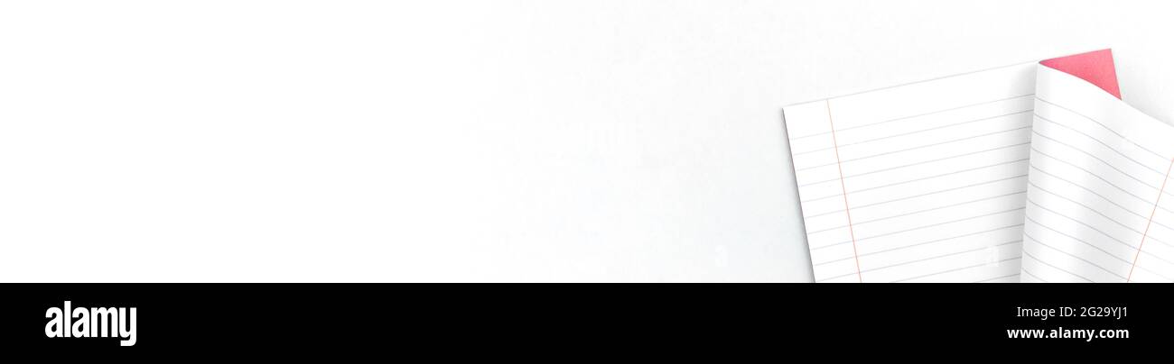 Notebook foderato per banner scolastico su tavola da ufficio color argento con foto di sfondo con spazio per la copia Foto Stock